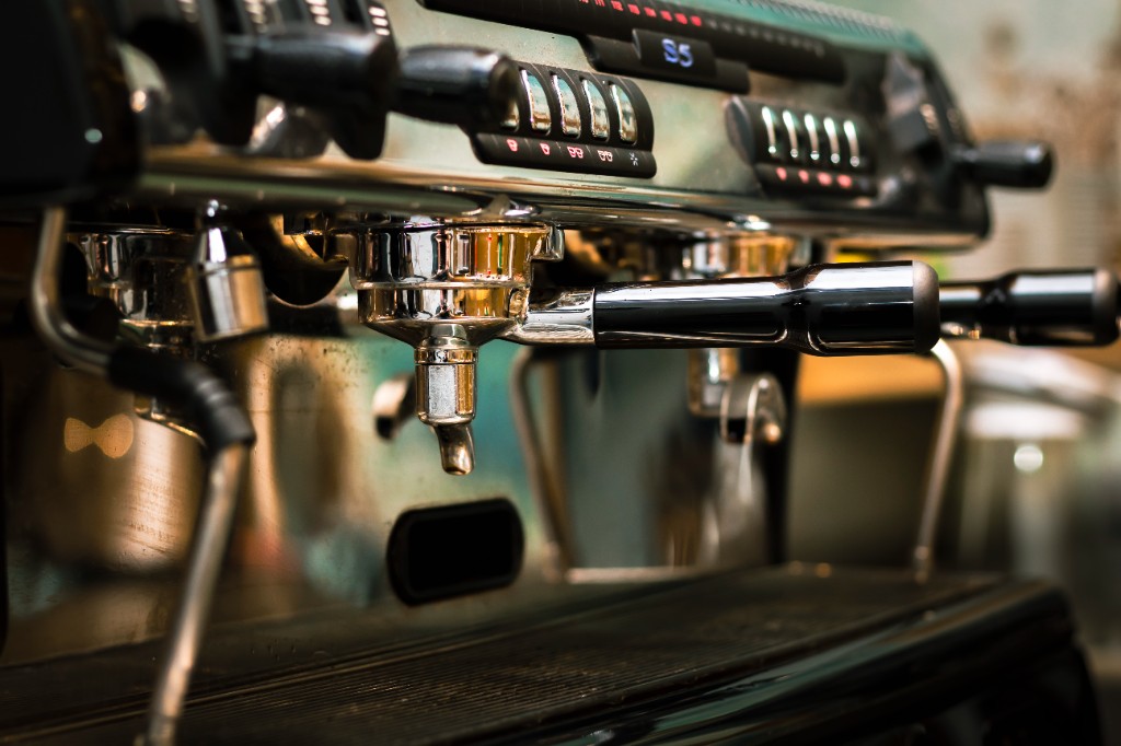 Krupni plan profesionalne espresso mašine.